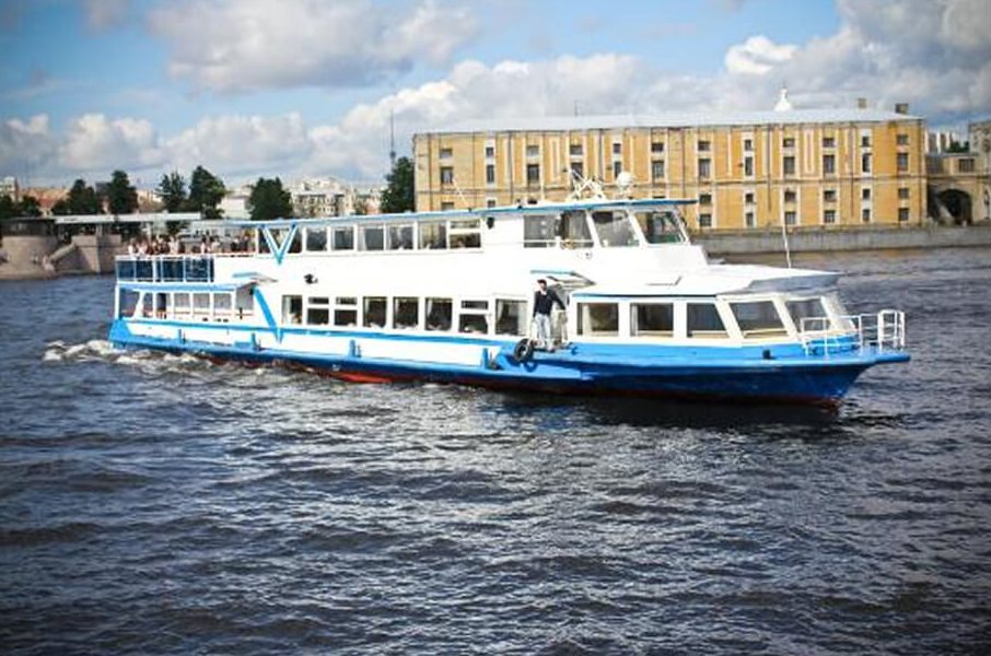 Теплоход «Москва 125» у причала — прокат в СПб