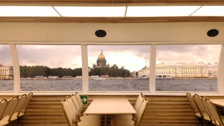 Прокат теплохода «Мрия» на закате в СПб