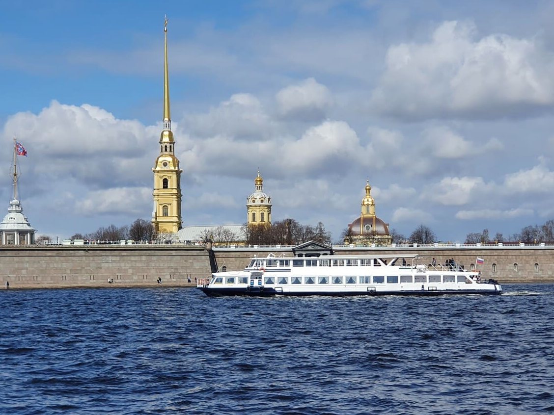 Аренда теплохода в Санкт-Петербурге — Фарватер