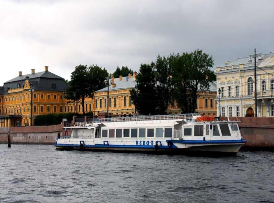 Теплоход «Нева» у причала — прокат в СПб