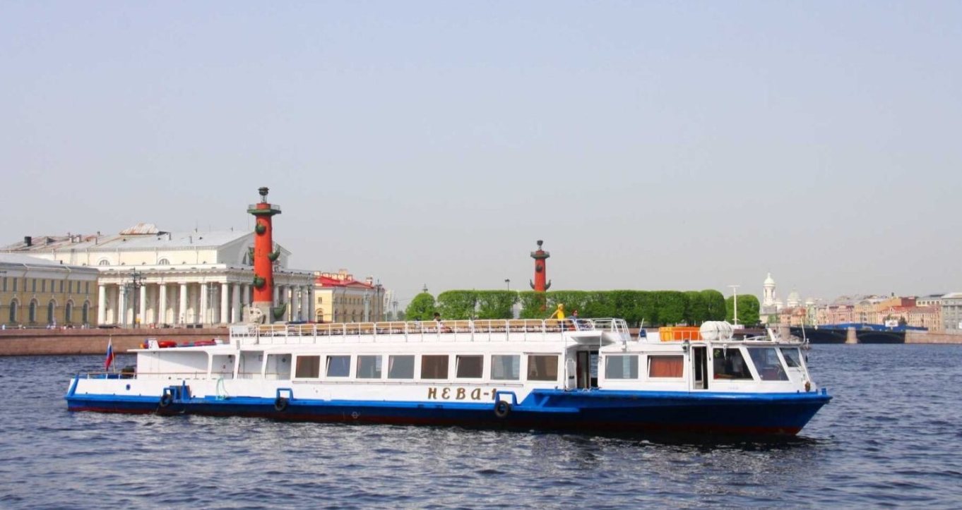 Теплоход «Нева» идёт по каналам Петербурга