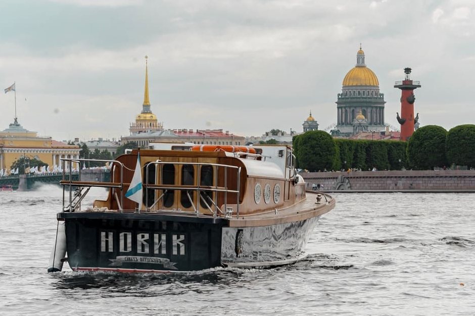 Катер «Новик» у причала — прокат в СПб