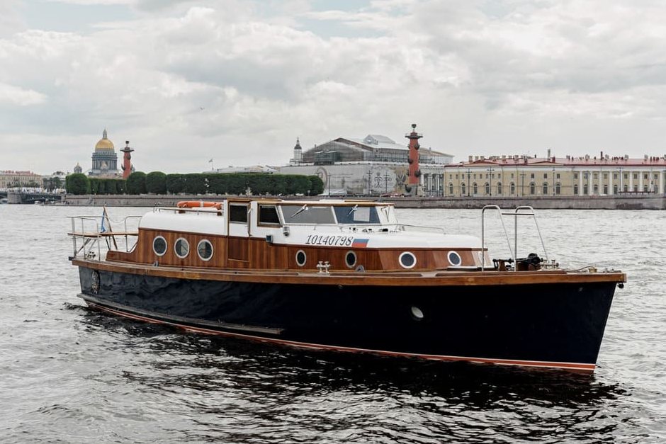 Прокат катера «Новик» в Петербурге — водная прогулка