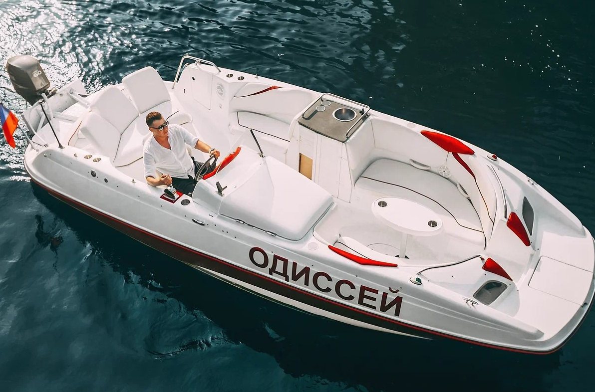 Прокат катера «Одиссей» на закате в СПб
