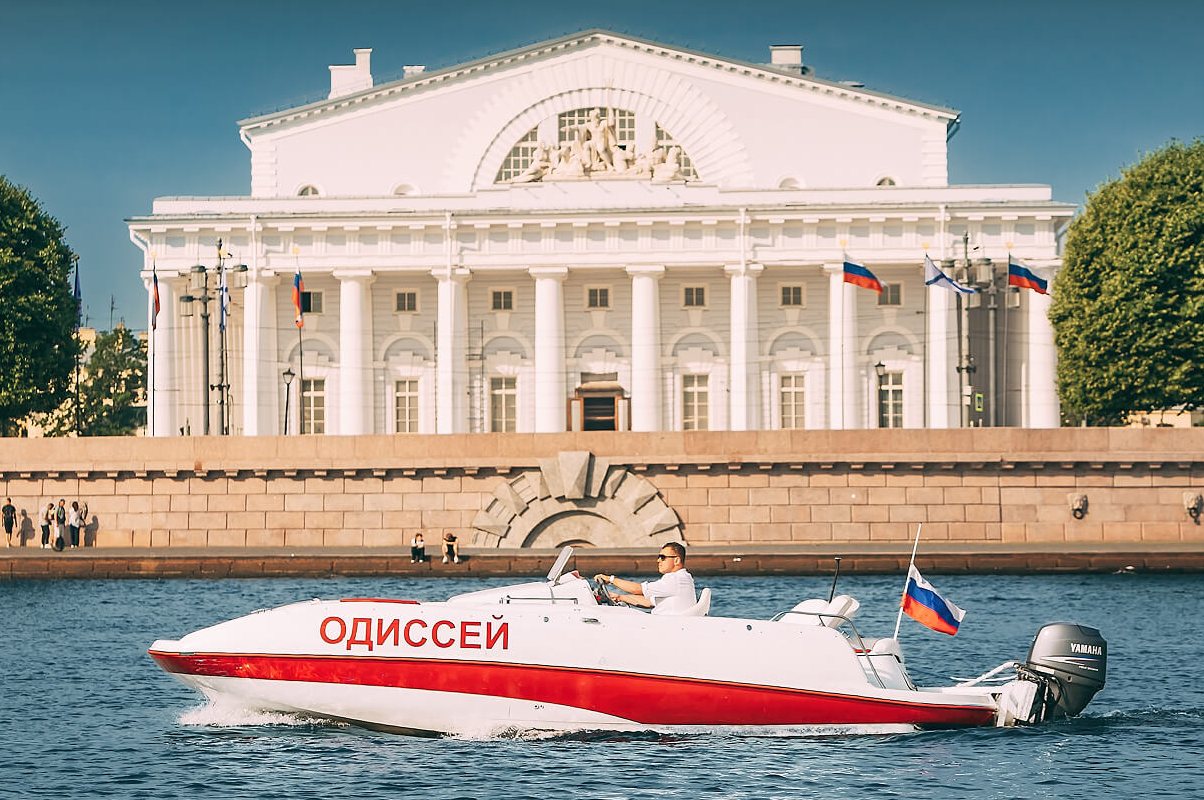 Катер «Одиссей» идёт по каналам Петербурга