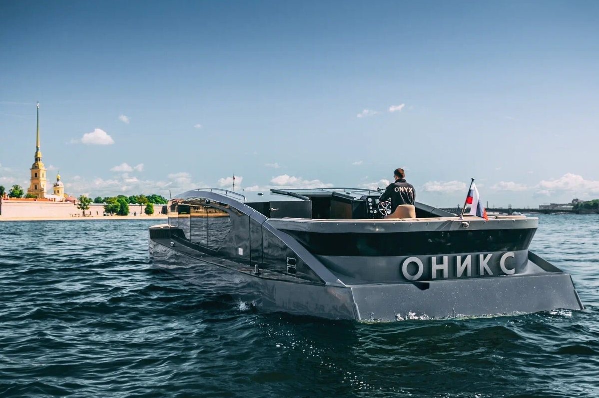 Яхта «Оникс (Onyx)» у причала — прокат в СПб