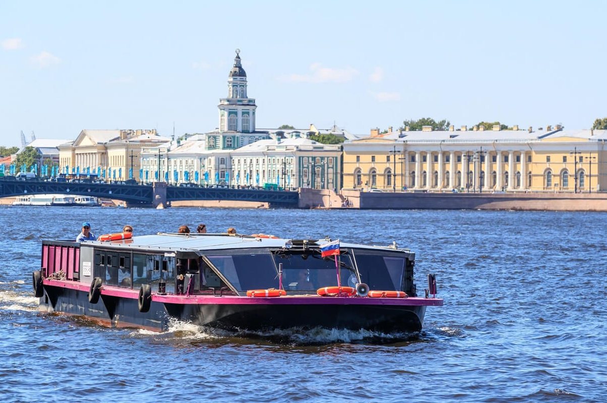 Теплоход «Переяслав» у причала — прокат в СПб