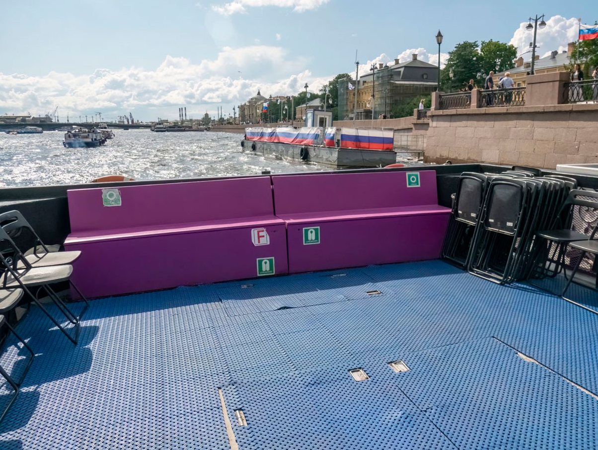 Теплоход «Переяслав» идёт по каналам Петербурга