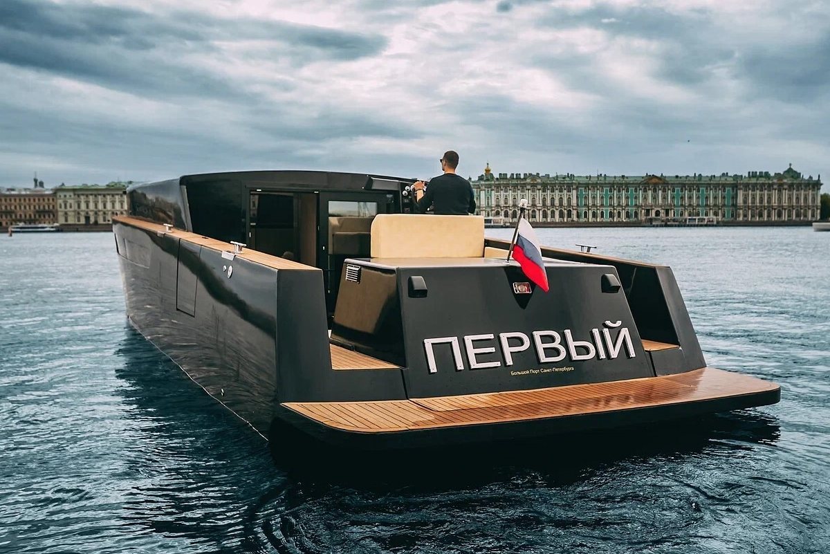 Яхта «Первый» в акватории Невы — снять с капитаном