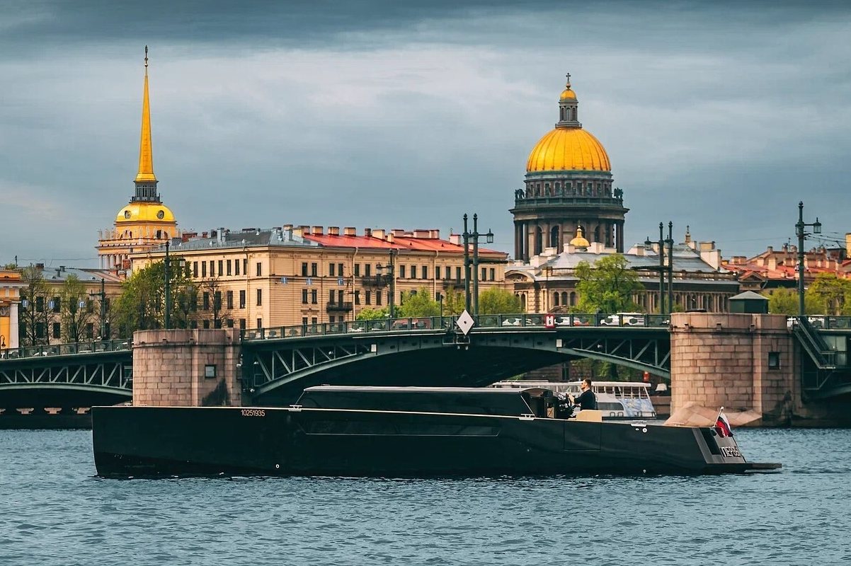Яхта «Первый» идёт по каналам Петербурга