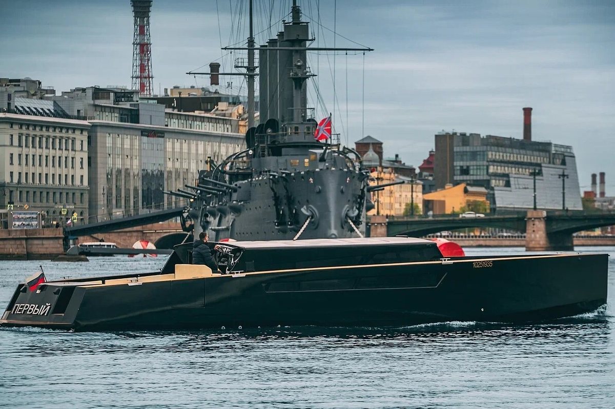 Яхта «Первый» — палуба и салон, прокат с капитаном