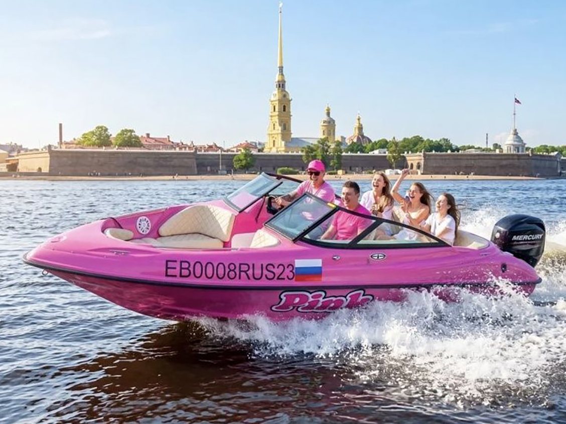 Катер «Пинк / Pink» у причала — прокат в СПб