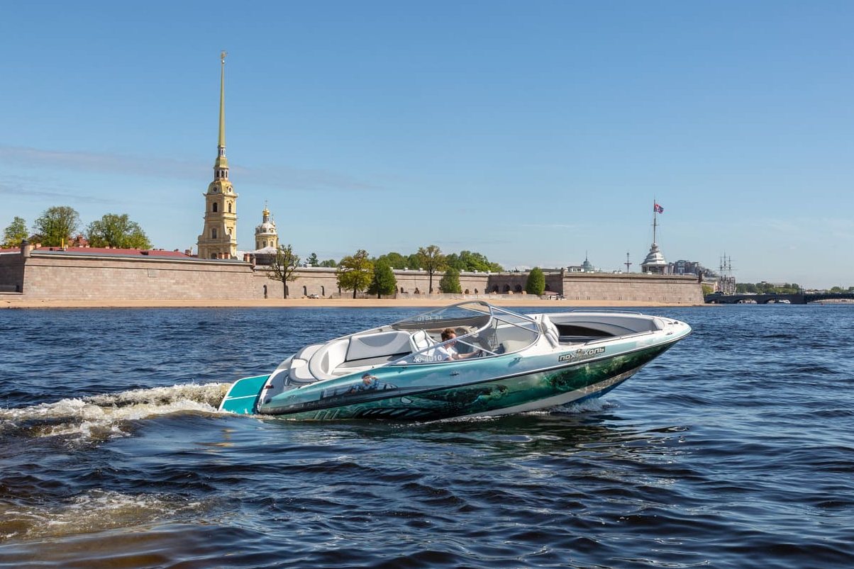 Катер «Похухоль» у причала — прокат в СПб