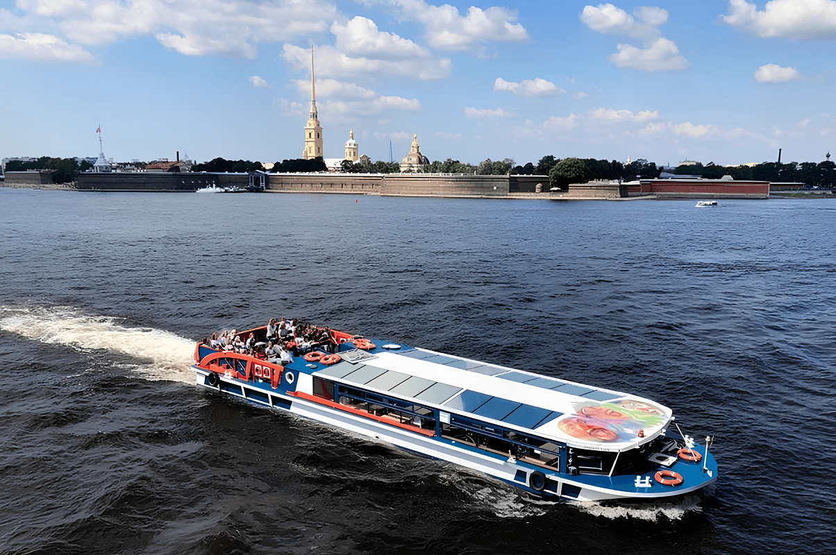 Теплоход «Пурга» у причала — прокат в СПб