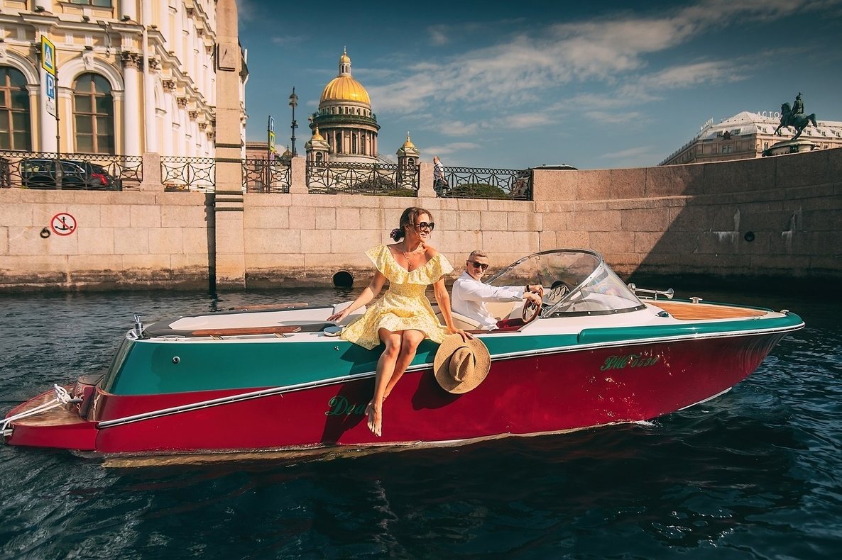 Прокат катера «Деа» на закате в СПб