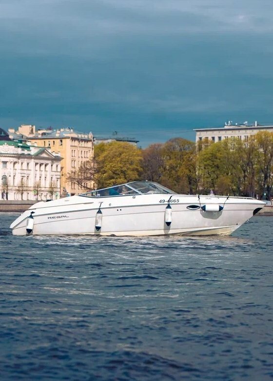 Прокат катера «Регал» на закате в СПб