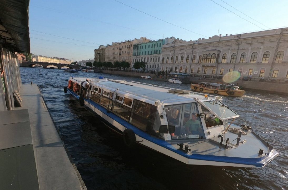 Теплоход «Ринальди» в акватории Невы — снять с капитаном
