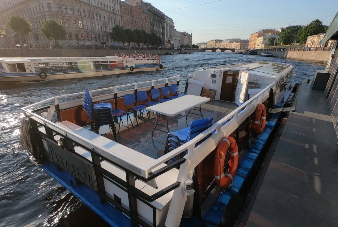 Прокат теплохода «Ринальди» на закате в СПб
