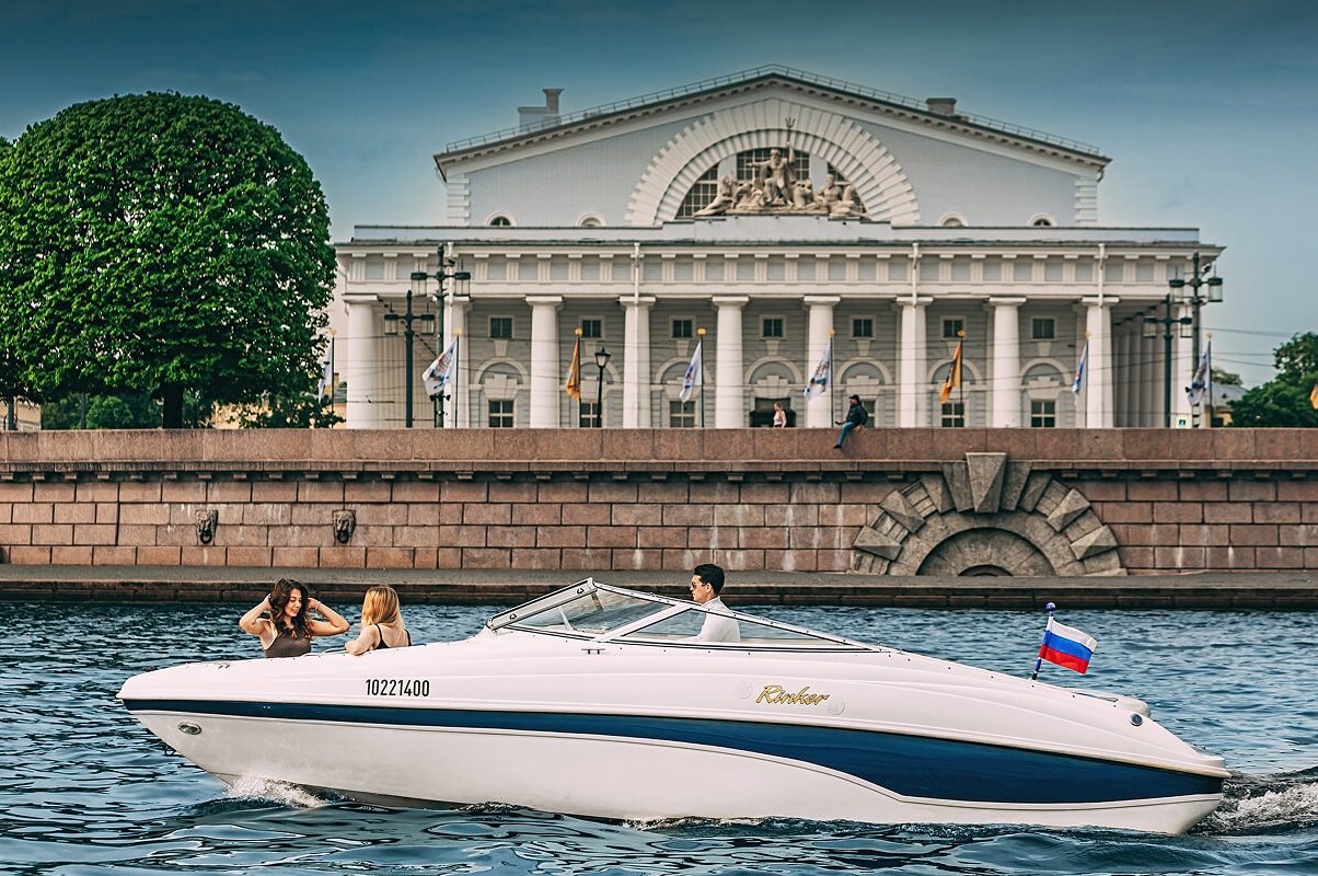 Катер «Ринкер» идёт по каналам Петербурга