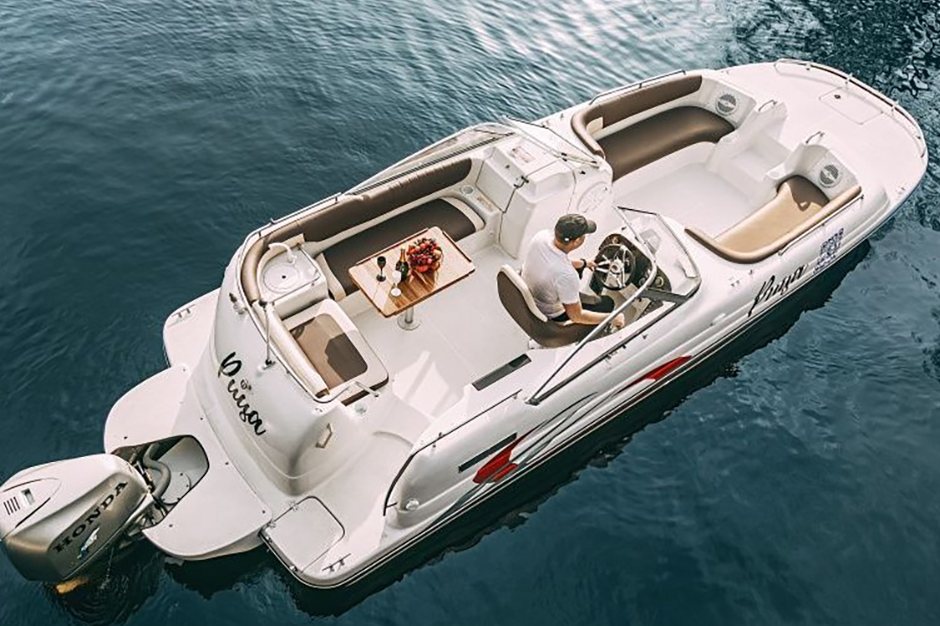 Катер «Рица» идёт по каналам Петербурга