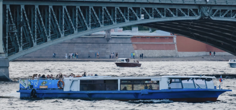 Теплоход «Рощинка» у причала — прокат в СПб