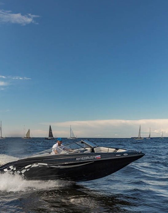 Катер «Черный (Crownline 190 Black)» — фото борта, аренда без посредников