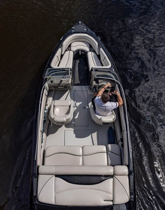 Катер «Черный (Crownline 190 Black)» — палуба и салон, прокат с капитаном