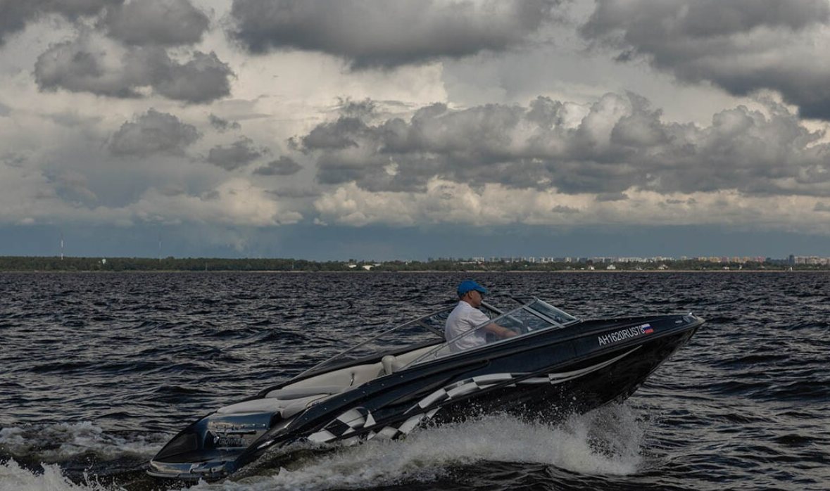 Прокат катера «Черный (Crownline 190 Black)» на закате в СПб