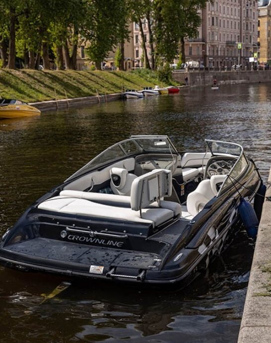 Катер «Черный (Crownline 190 Black)» идёт по каналам Петербурга — фото 16