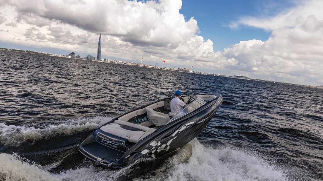 Снять катер «Черный (Crownline 190 Black)» на час в Санкт-Петербурге