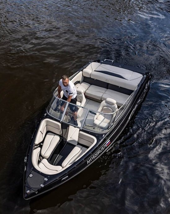 Катер «Черный (Crownline 190 Black)» у причала — прокат в СПб — фото 14