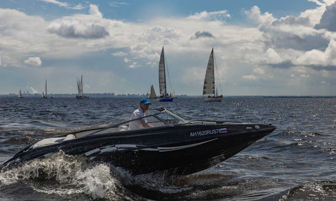 Катер «Черный (Crownline 190 Black)» — швартовка у набережной
