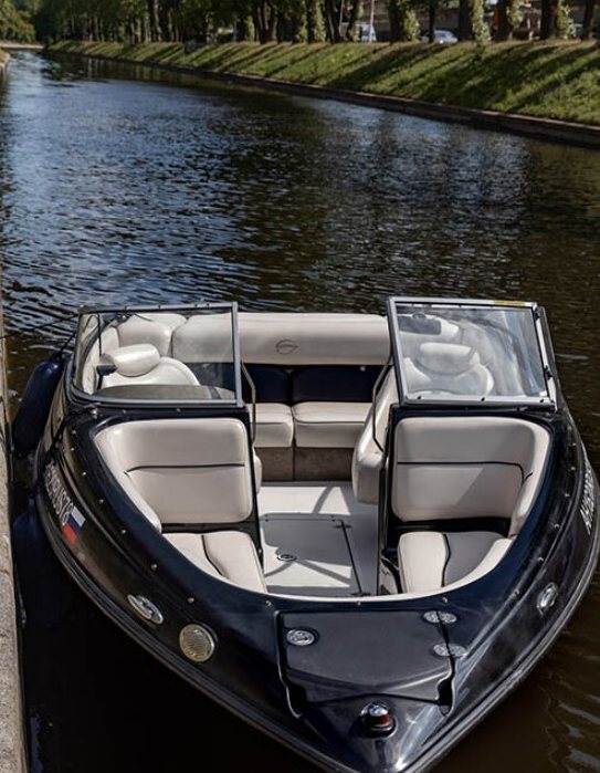 Катер «Черный (Crownline 190 Black)» в акватории Невы — снять с капитаном