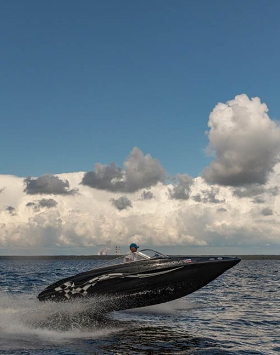 Речная прогулка на катере «Черный (Crownline 190 Black)» мимо достопримечательностей