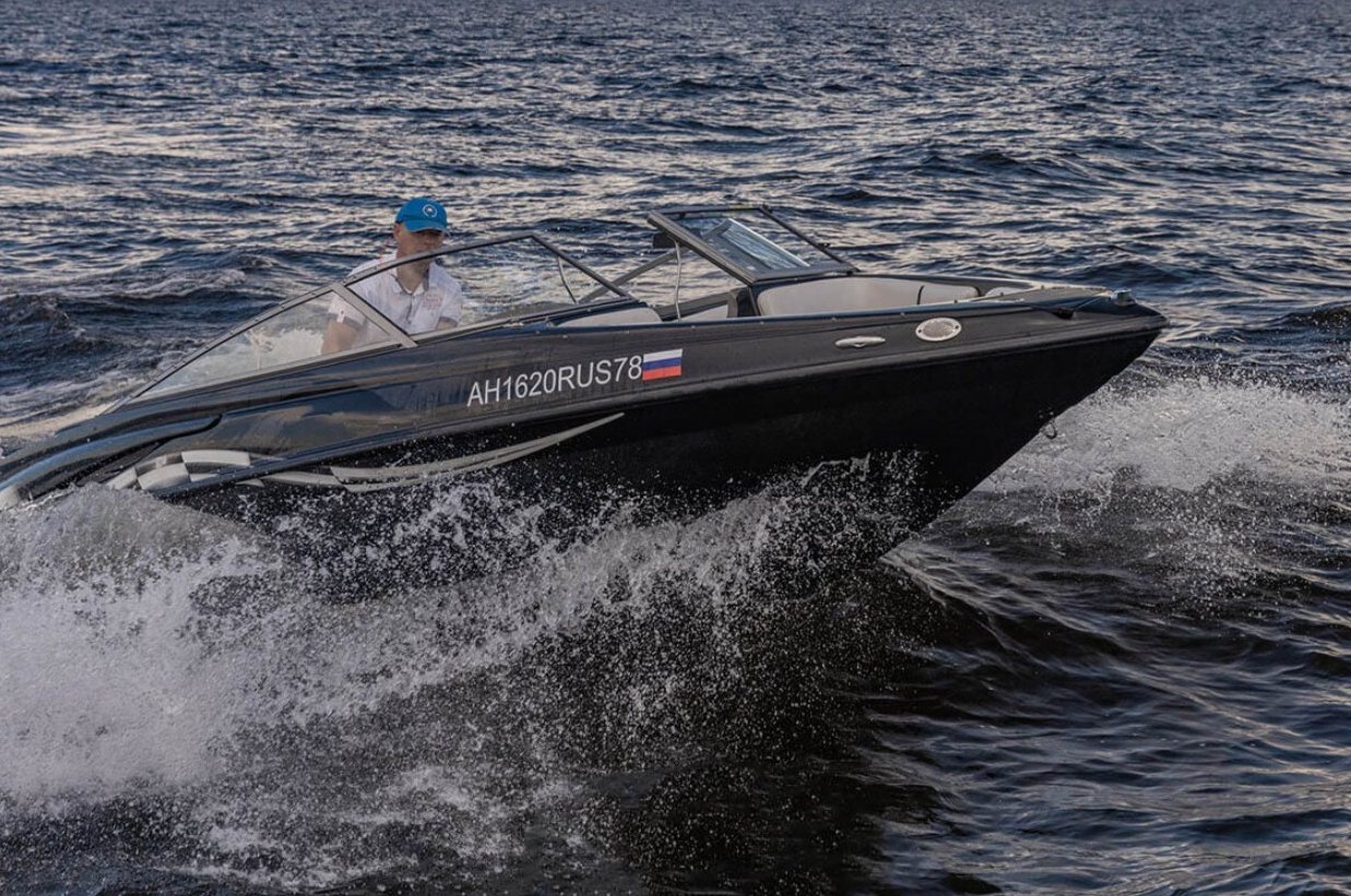 Катер «Черный (Crownline 190 Black)» у причала — прокат в СПб