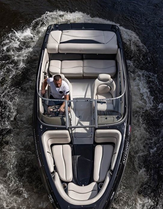 Водная экскурсия на катере «Черный (Crownline 190 Black)» — Северная Венеция