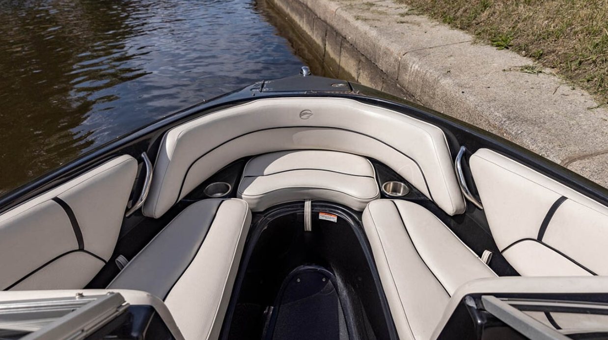Прокат катера «Черный (Crownline 190 Black)» в Петербурге — водная прогулка — фото 13