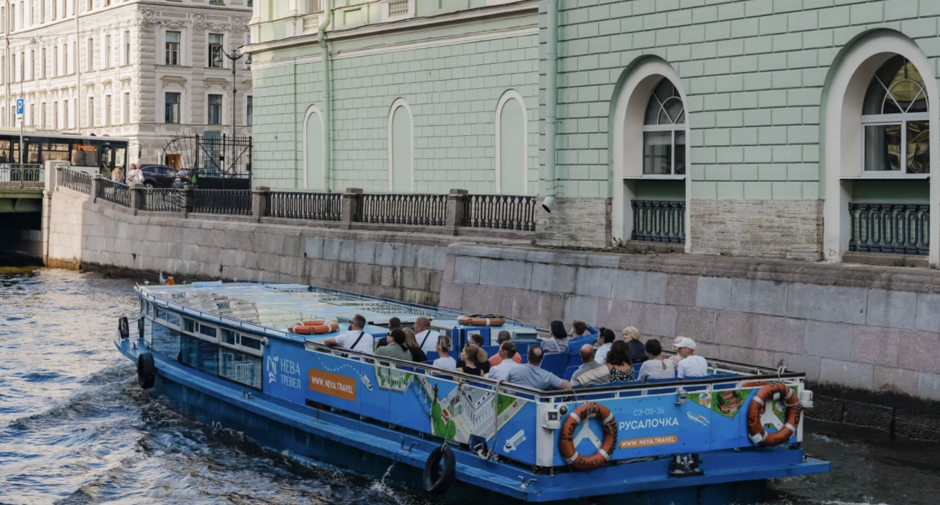 Теплоход «Русалочка» у причала — прокат в СПб