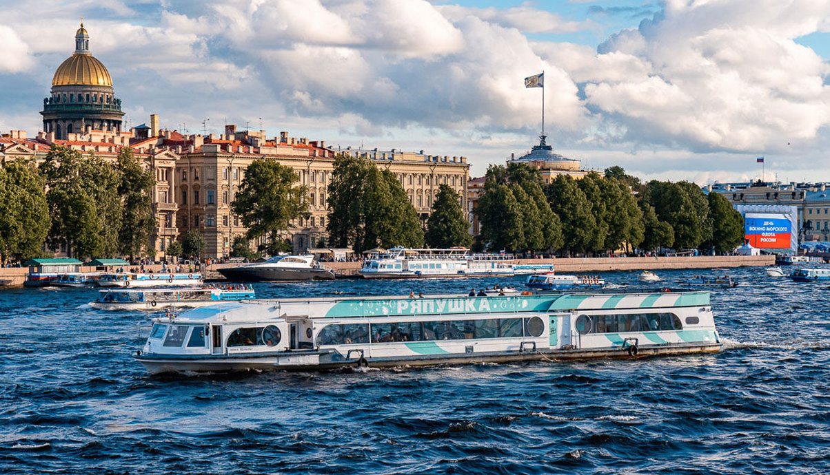 Прокат теплохода «Ряпушка» в Петербурге — водная прогулка