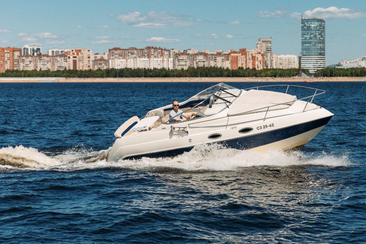 Катер «Саншайн» у причала — прокат в СПб