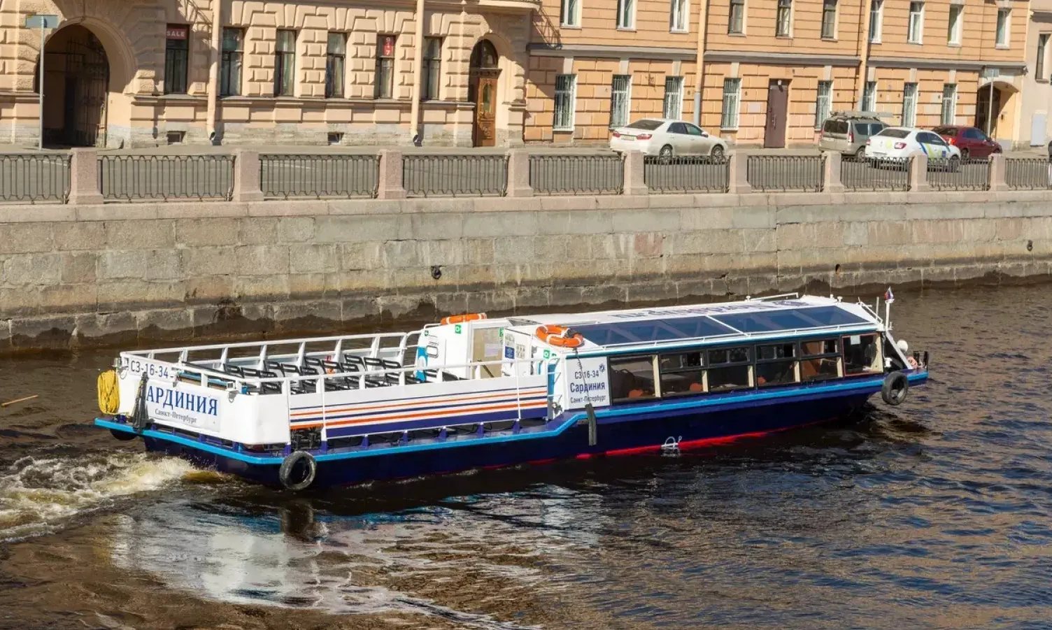 Теплоход «Сардиния» идёт по каналам Петербурга