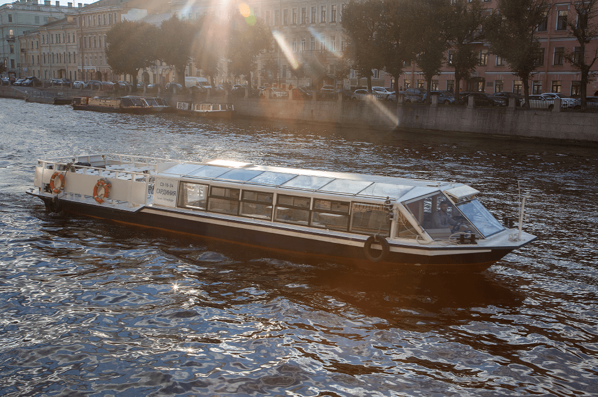 Прокат теплохода «Сардиния» в Петербурге — водная прогулка