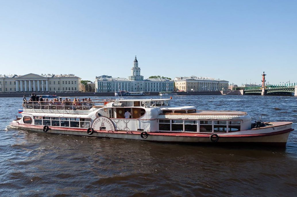Снять теплоход «Сенатор» на час в Санкт-Петербурге