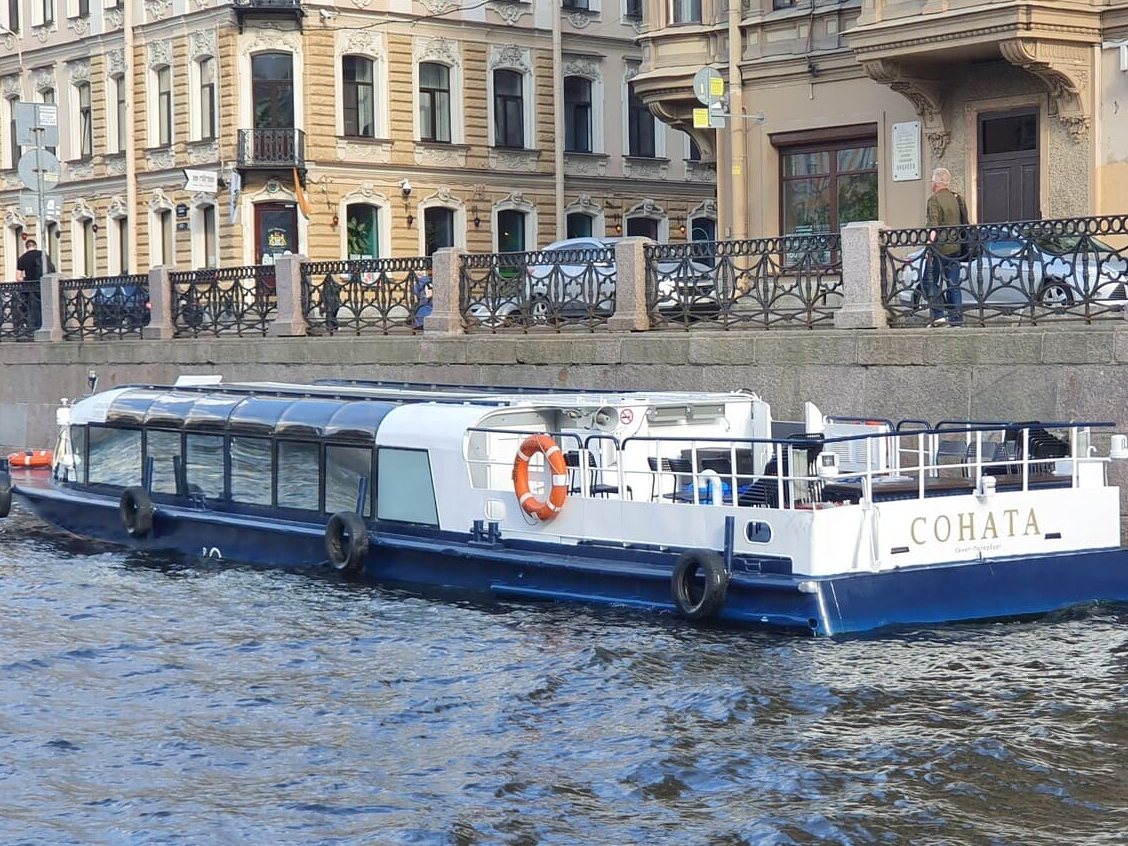 Теплоход «Соната» у причала — прокат в СПб