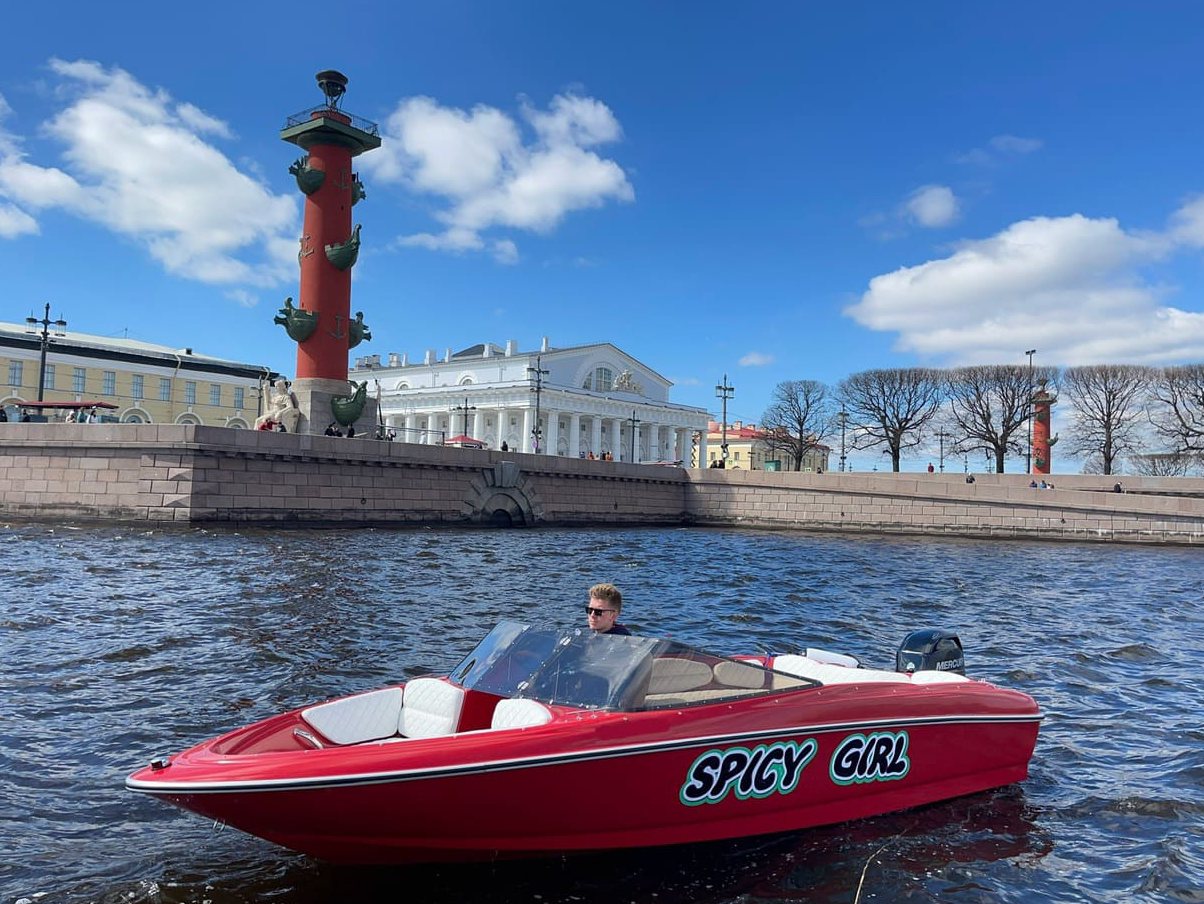 Прокат катера «Спайси Герл / Spicy Girl» на закате в СПб