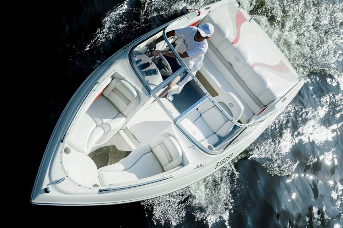 Катер «Стинг 185 (Stingray 185)» — швартовка у набережной