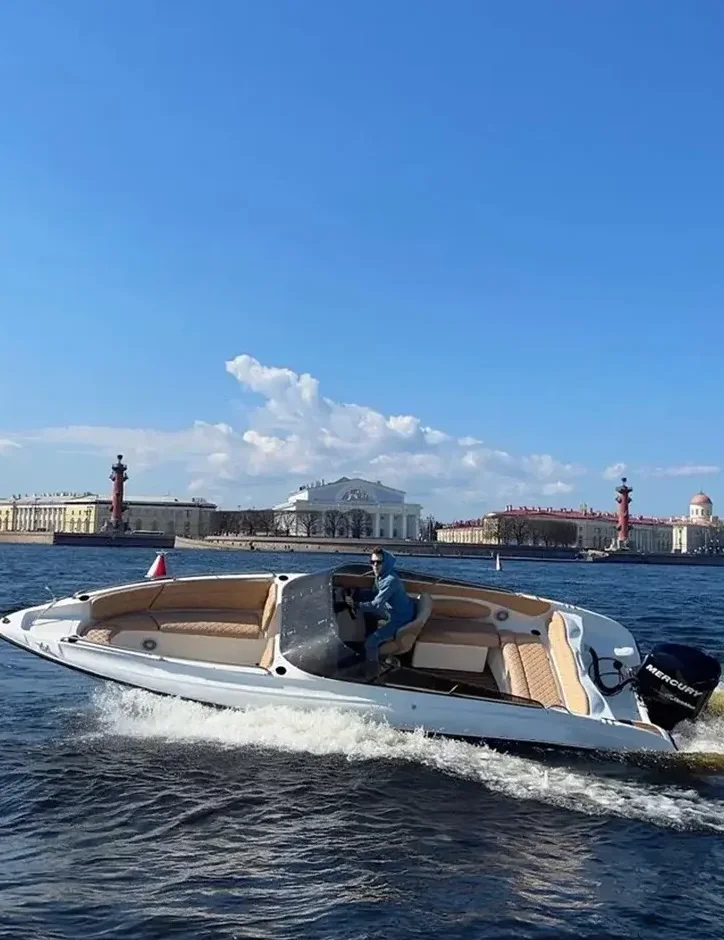 Прокат катера «Шугар Дедди / Sugar Daddy» на закате в СПб