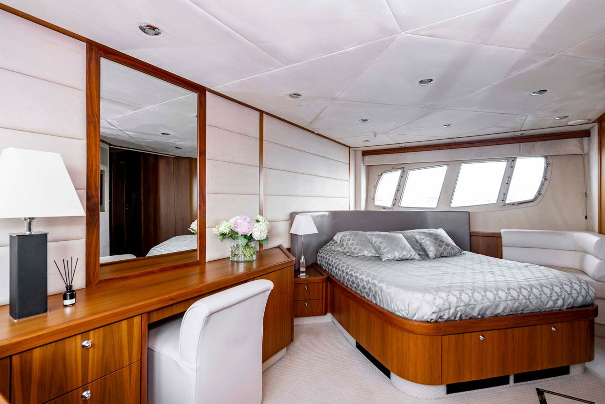 Прокат яхты «Sunseeker Pallada 70» в Петербурге — водная прогулка — фото 13
