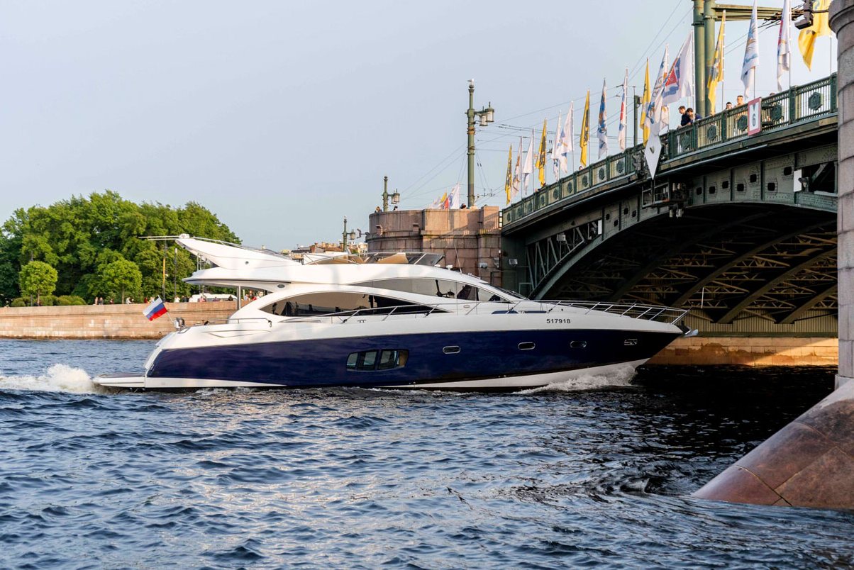Яхта «Sunseeker Pallada 70» идёт по каналам Петербурга — фото 16