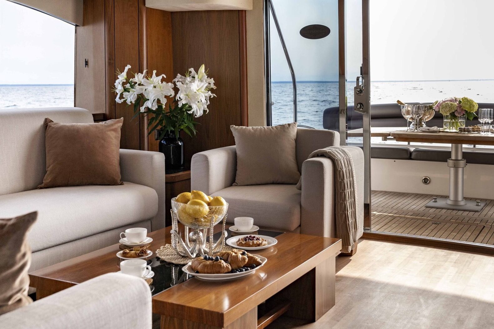 Прокат яхты «Sunseeker Pallada 70» на закате в СПб